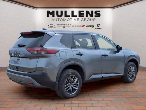 Used 2023 Nissan Rogue S image 3