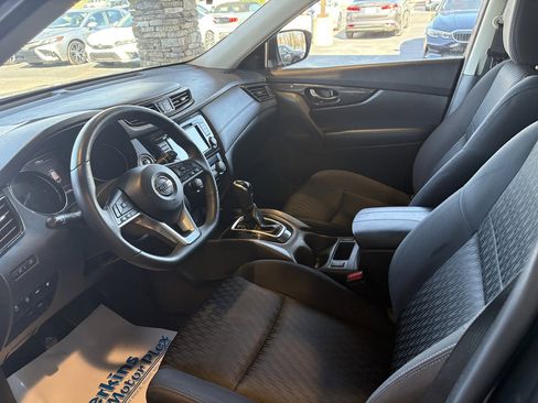 Used 2020 Nissan Rogue SV image 2