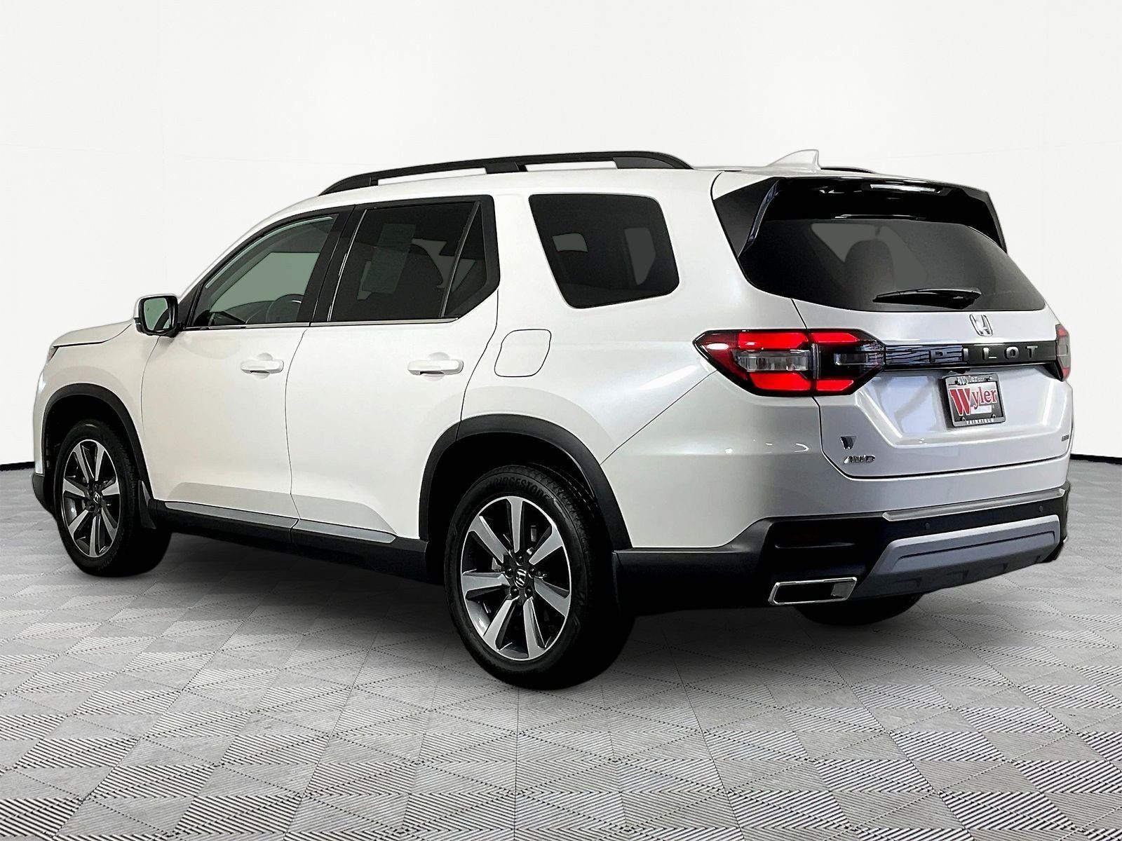 Used 2025 Honda Pilot Elite image 12
