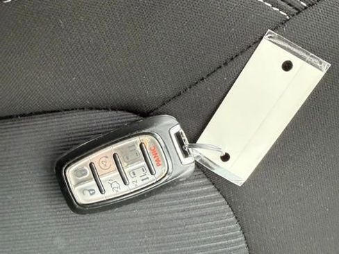 Used 2022 Chrysler Voyager LX FWD image 39