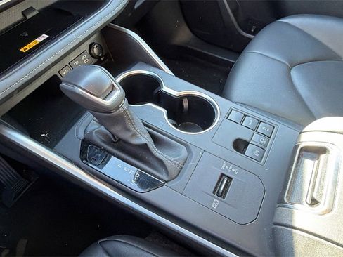 Certified 2024 Toyota Highlander XLE image 9