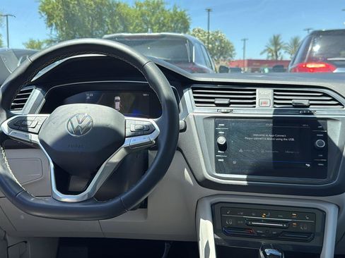 Used 2023 Volkswagen Tiguan SE w/ Panoramic Sunroof Package FWD image 7