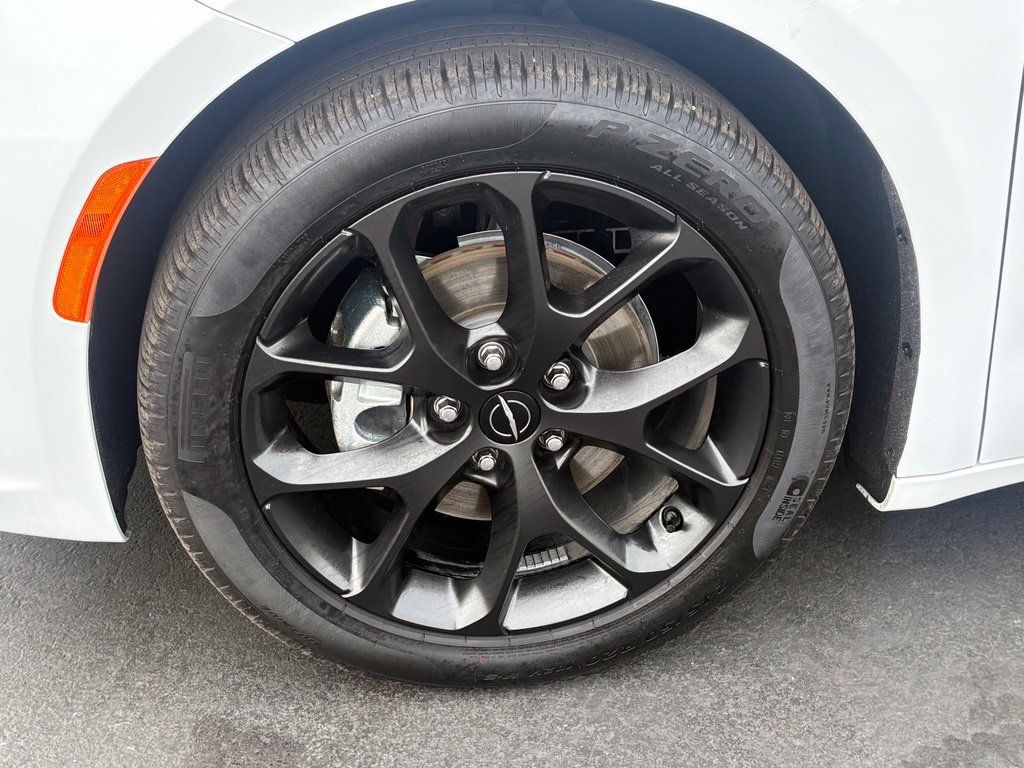 Used 2025 Chrysler Pacifica Limited FWD image 9