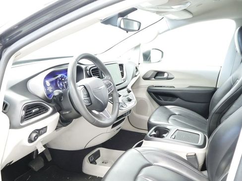 Certified 2023 Chrysler Pacifica Touring-L FWD image 28