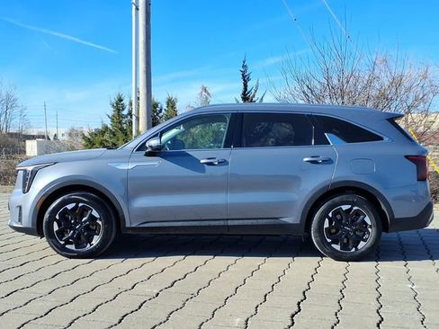 Used 2024 Kia Sorento S image 2