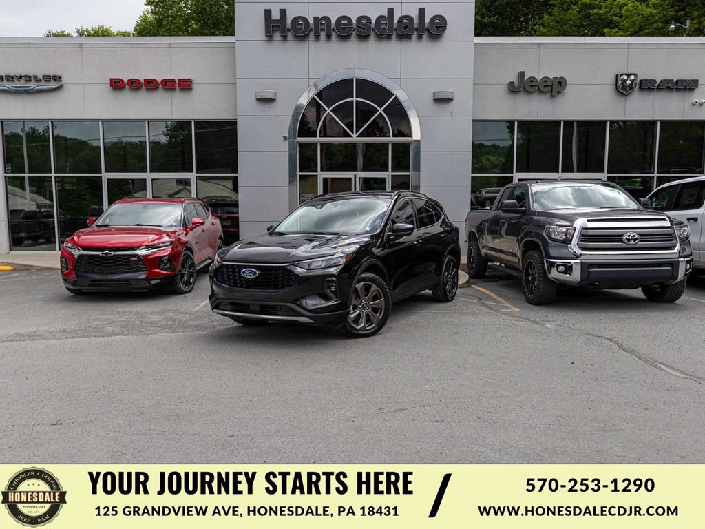 Used 2024 Ford Escape Platinum AWD/4WD image 1