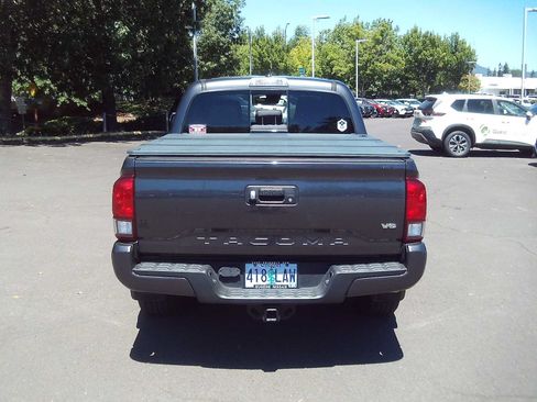 Used 2019 Toyota Tacoma TRD Sport AWD/4WD image 4