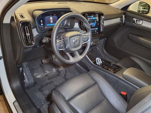 Used 2025 Volvo XC40 B5 Plus image 25