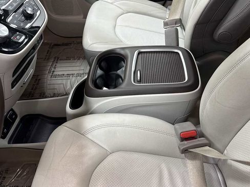 Used 2017 Chrysler Pacifica Touring-L Plus w/ Advanced Safetytec Group image 22