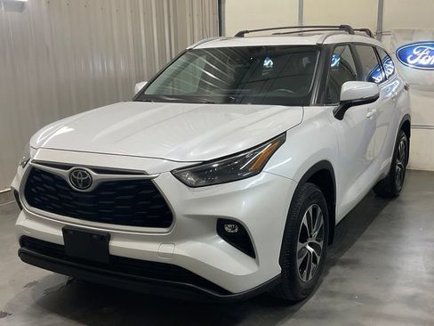 Used 2023 Toyota Highlander XLE AWD/4WD image 3