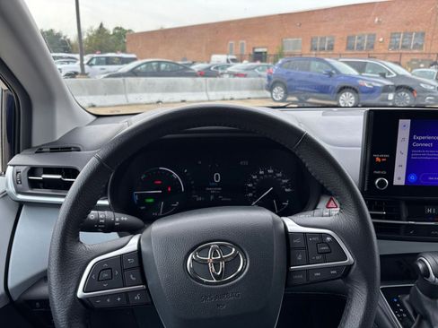 Used 2025 Toyota Sienna XLE FWD image 37