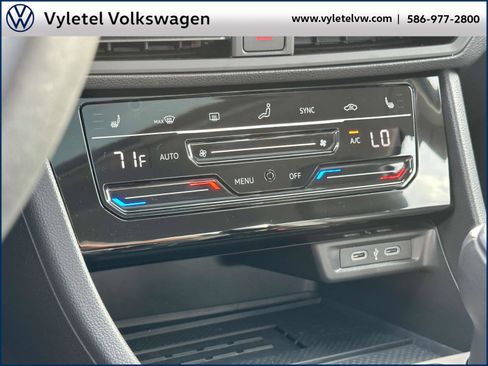 Certified 2025 Volkswagen Jetta SE w/ Sunroof Package image 27