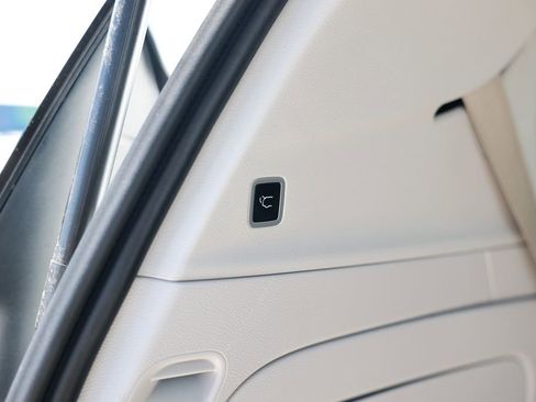 Used 2024 Chrysler Pacifica Limited FWD image 37