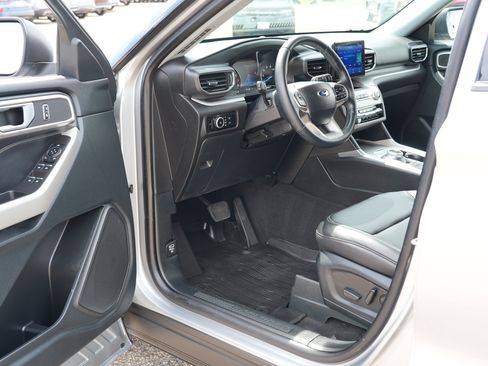 Used 2023 Ford Explorer XLT w/ Equipment Group 202A AWD/4WD image 15