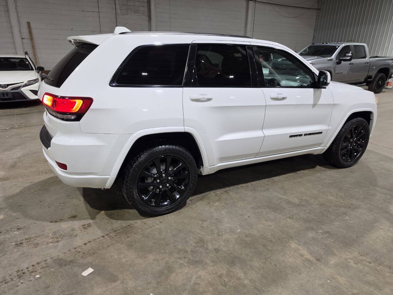 Used 2019 Jeep Grand Cherokee Altitude AWD/4WD image 13