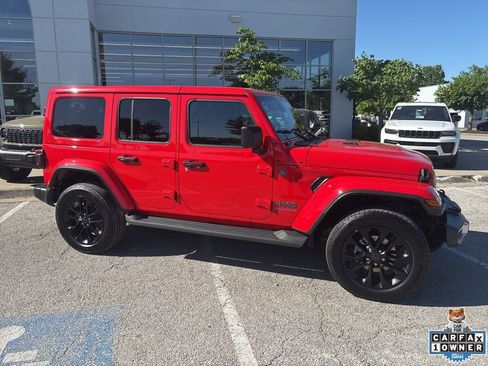 Used 2025 Jeep Wrangler Unlimited Sahara AWD/4WD image 32