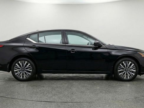 Used 2025 Nissan Altima 2.5 SV image 11