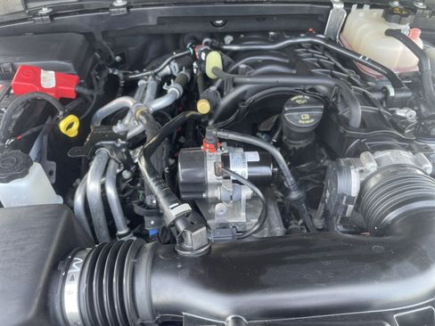 Used 2022 Jeep Wrangler Unlimited Sahara AWD/4WD image 32