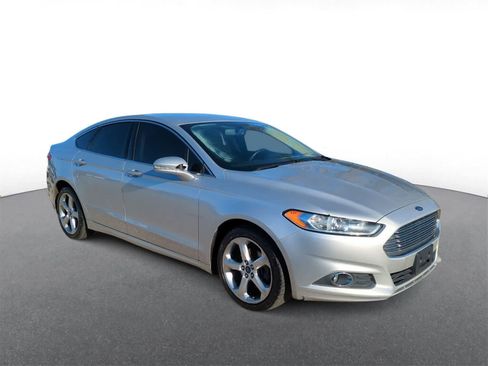 Used 2016 Ford Fusion SE w/ Equipment Group 202A image 2