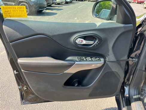 Used 2019 Jeep Cherokee Limited AWD/4WD image 18