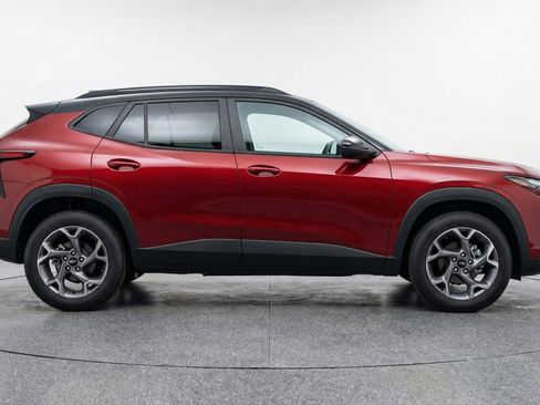 Used 2025 Chevrolet Trax LT image 11