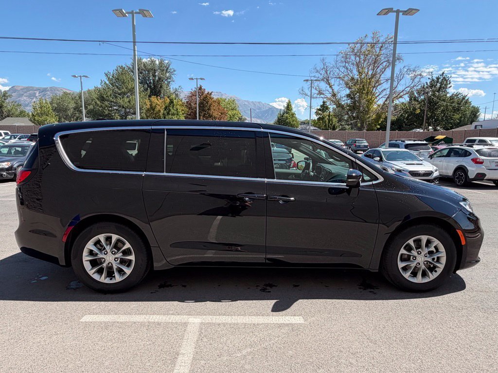 Used 2026 Chrysler Pacifica Limited FWD image 6