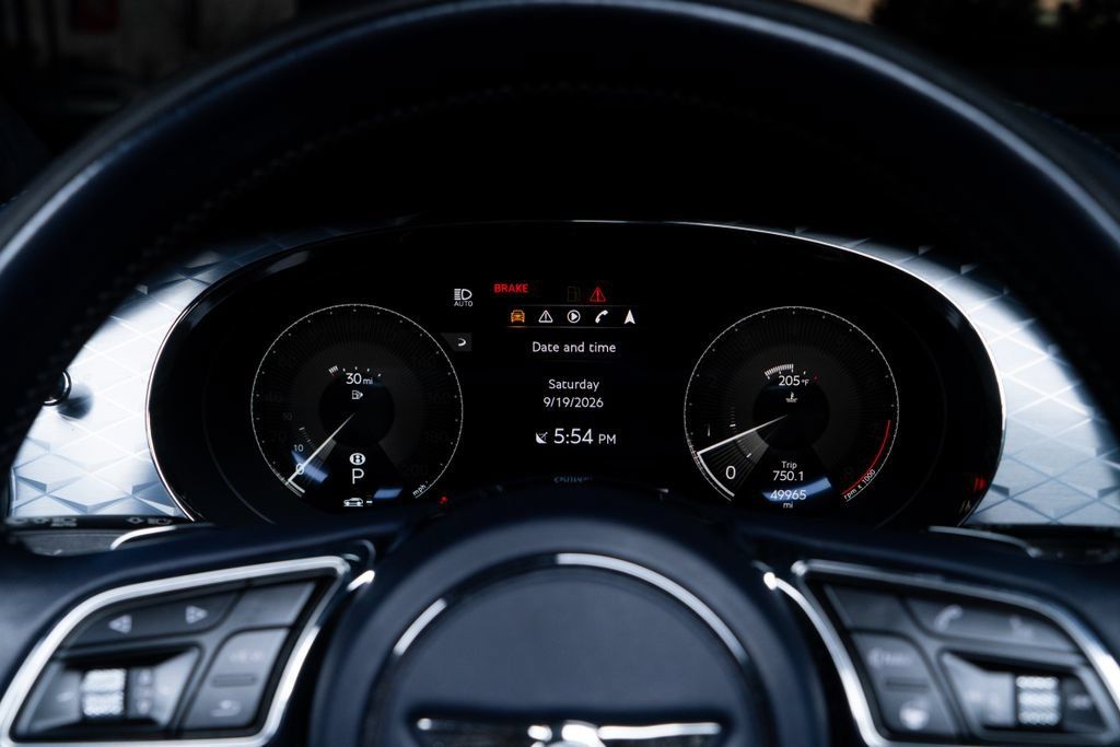 Used 2022 Bentley Bentayga AWD/4WD image 32