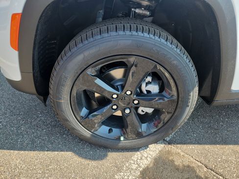 New 2025 Jeep Grand Cherokee Limited w/ Black Appearance Package image 27