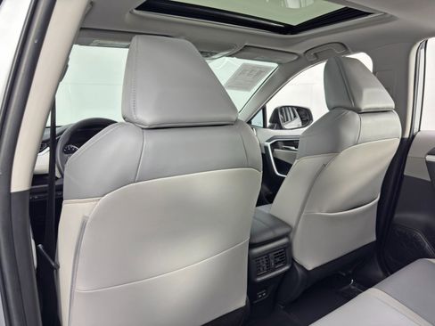 Used 2022 Toyota RAV4 XLE Premium image 33