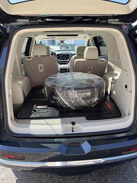 Used 2022 GMC Acadia Denali w/ Denali Technology Package FWD image 17