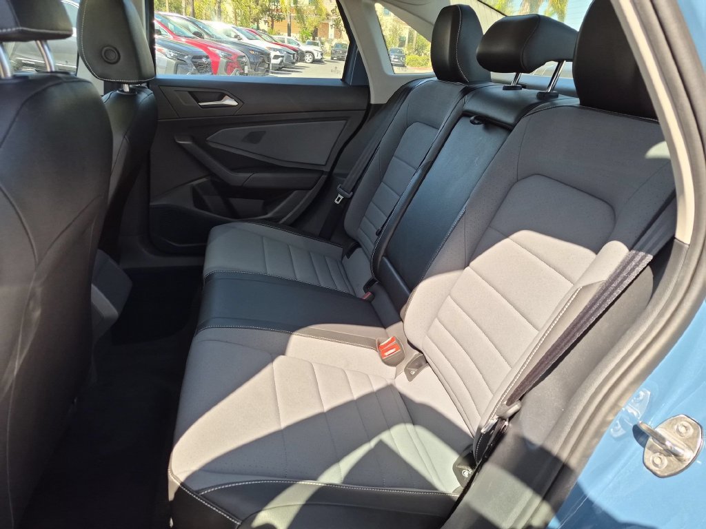 Used 2025 Volkswagen Jetta SE FWD image 28