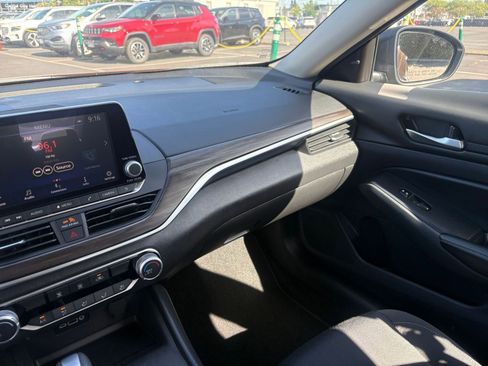 Used 2025 Nissan Altima 2.5 SV FWD image 35