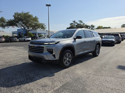 Used 2025 Chevrolet Traverse LT FWD image 11