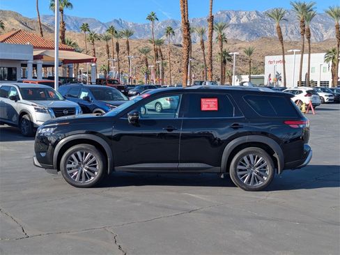 Used 2024 Nissan Pathfinder SL w/ SL Premium Package image 3