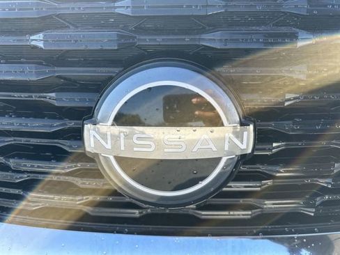 Used 2023 Nissan Rogue SV image 10