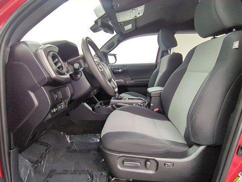 Used 2021 Toyota Tacoma TRD Sport w/ Technology Package AWD/4WD image 16
