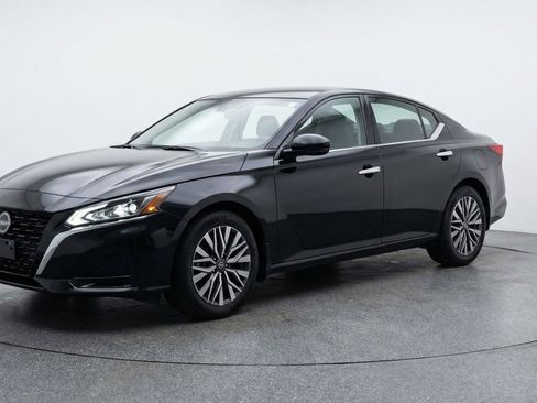 Used 2025 Nissan Altima 2.5 SV FWD image 3