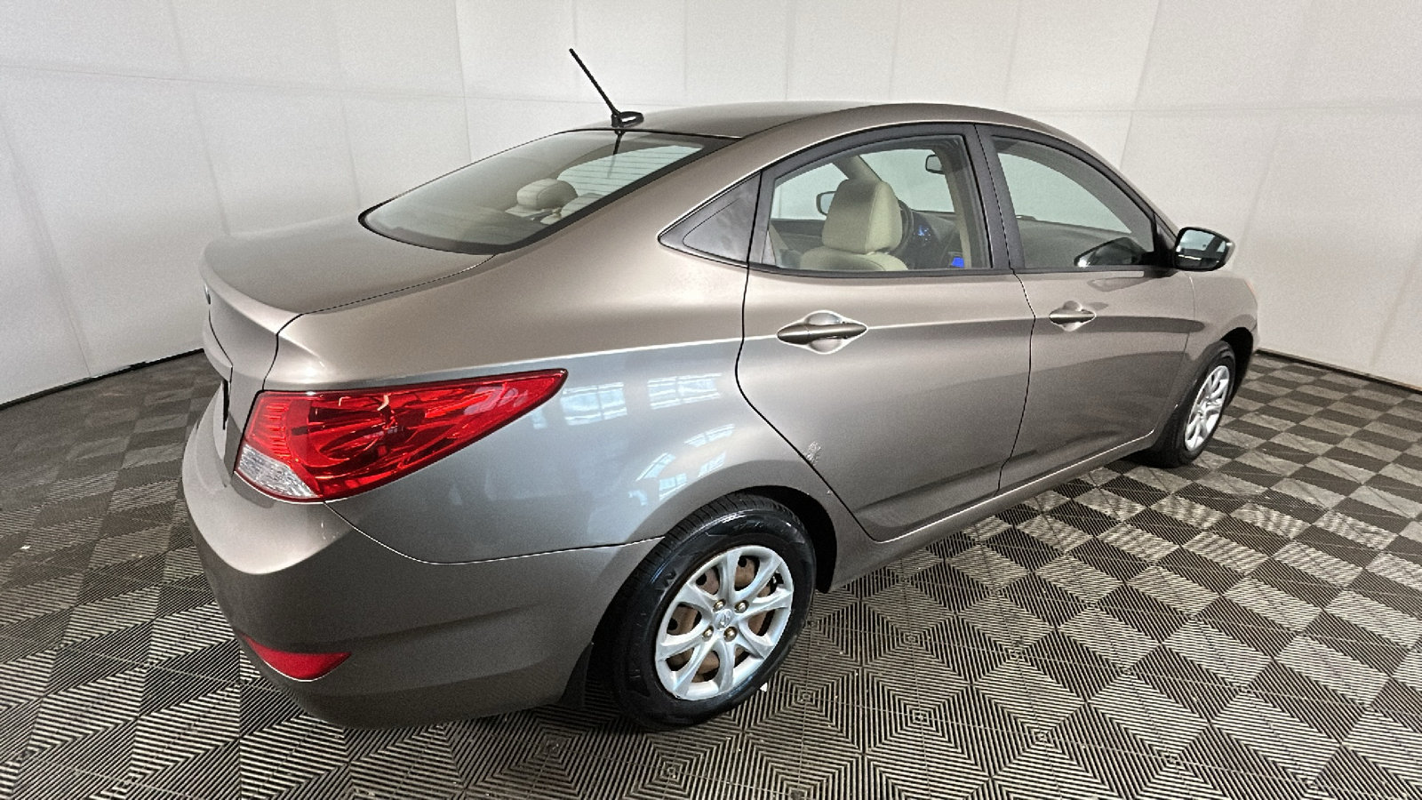 Used 2013 Hyundai Accent GLS FWD image 3