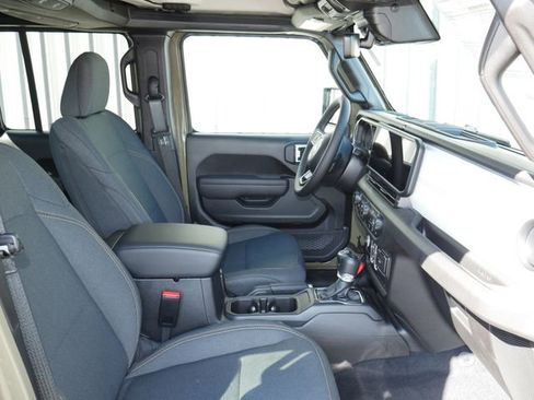 Used 2025 Jeep Gladiator Sport AWD/4WD image 18