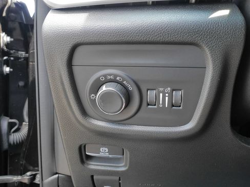 Used 2023 Jeep Grand Cherokee Laredo AWD/4WD image 22