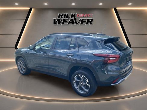Used 2025 Chevrolet Trax LT FWD image 3