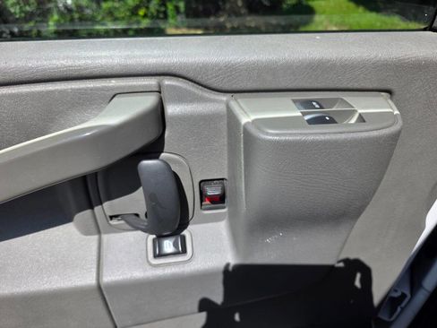 Used 2018 Chevrolet Express 2500 w/ Driver Convenience Package image 12