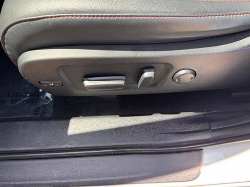 Used 2019 Toyota Highlander SE FWD image 19