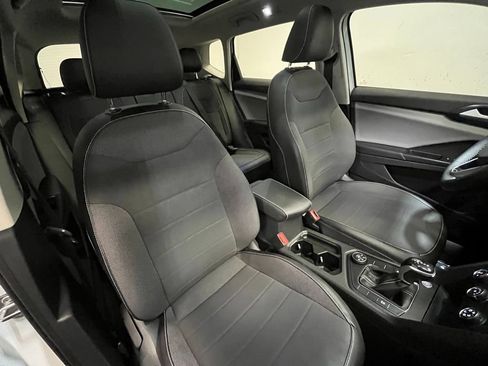 Used 2022 Volkswagen Taos SE FWD image 11