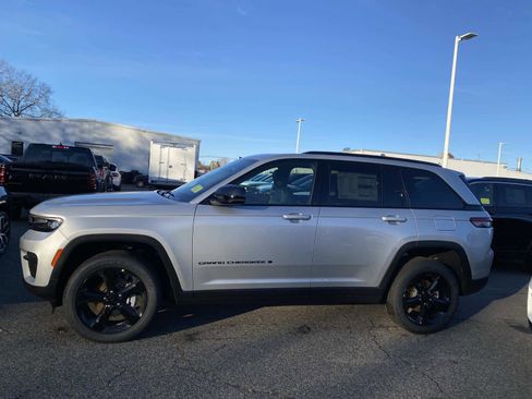 New 2025 Jeep Grand Cherokee Laredo image 2