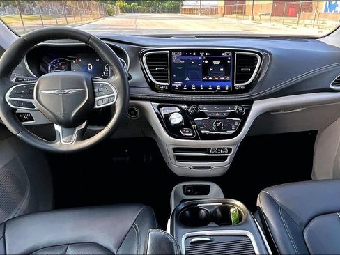 Used 2024 Chrysler Pacifica Limited FWD image 14