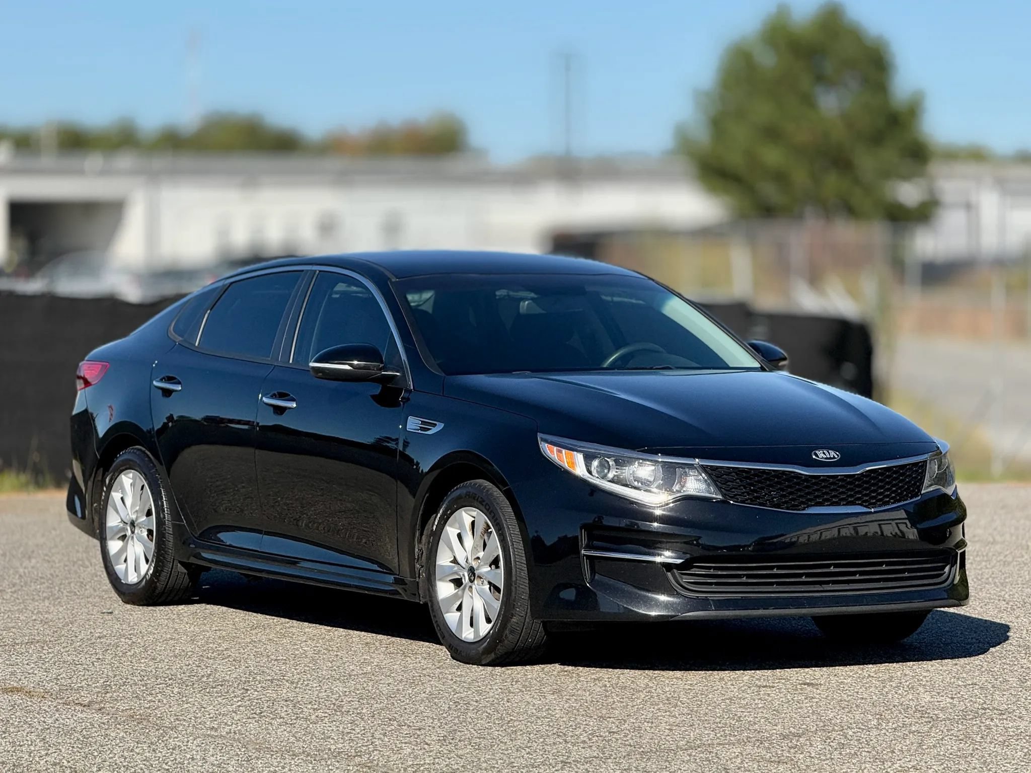 Used 2018 Kia Optima LX w/ 17" Alloy Wheels Package FWD image 1