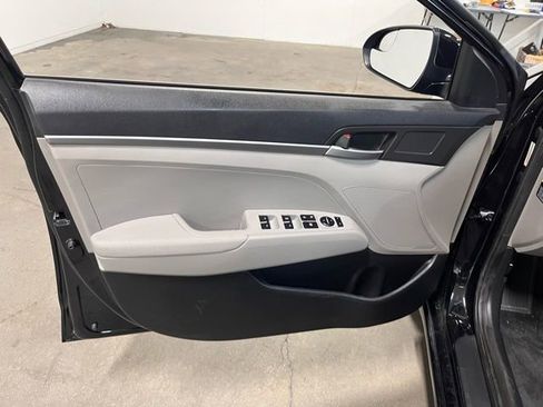 Used 2017 Hyundai Elantra SE image 24