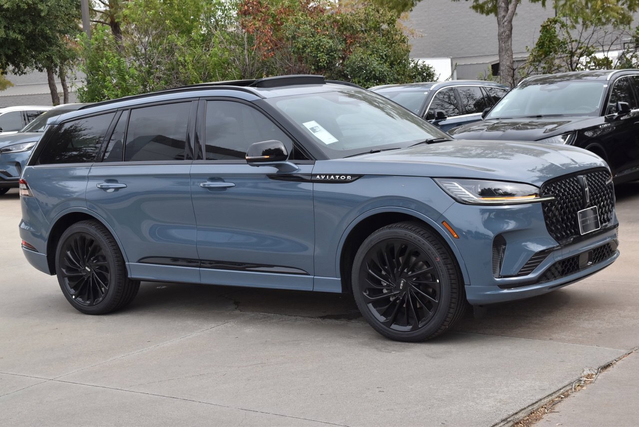 New 2027 Lincoln Aviator Reserve w/ Jet Appearance Package RWD image 4