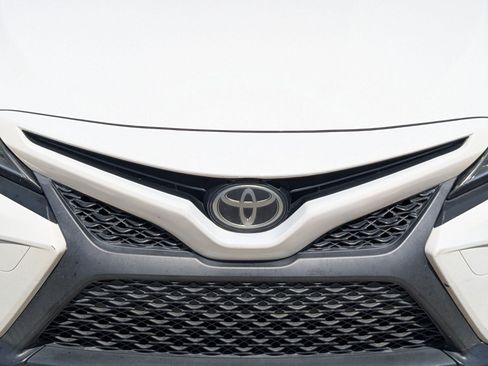 Used 2018 Toyota Camry SE w/ Moonroof Package FWD image 9